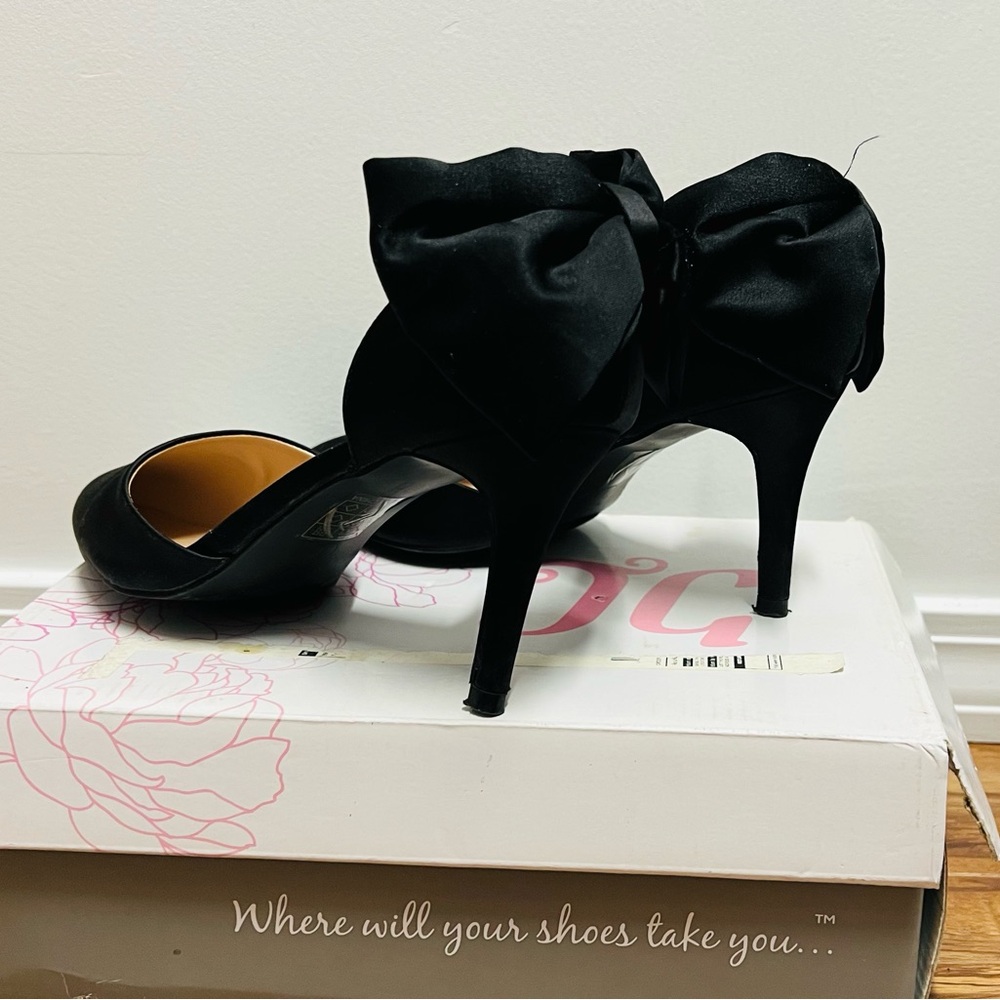 Black High Heels with Bow Detail and Pointed Toe